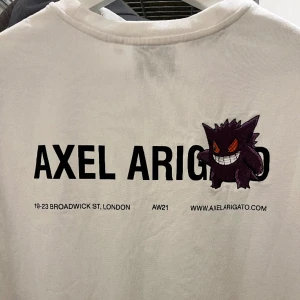 Axel Arigato T-Shirt - Axel Arigato x Pokémon T-shirt Cond: 9/10, använd fåtal gånger Slutsåld Limited Edition  