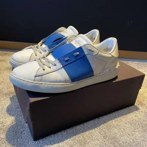 Valentino open  - Säljer ett par riktigt snygga Valentino open! Skorna är i storlek 43! Box, extra skosnören, kuvert, dustbags och kvitto medkommer vid köp!  Hör gärna av dig om du har frågor!