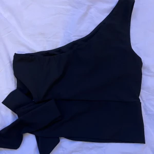 Svart topp - Svart one shoulder topp i mycket fint skick!