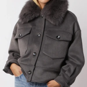 Meotine jacka - Jackan är i bra skick, ej sliten. Nypris är 3000 kr. Den är trendig och snygg och passar till det mesta. Kan skicka fler bilder privat💓 (en knapp sitter lite löst men det är inget som förstör funktionen) 