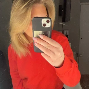 Sweatshirt  - Superfin röd sweatshirt ifrån zara, knappt använd❣️❣️