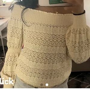 Spetsmönstrad tröja - Jättefin spetsmönstrad tröja från Zara. Använd fåtal gånger därav priset. Finns inga märkvärdiga defekter. Skriv för frågor.💓