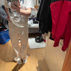 Vita baggy jeans - Snygga beige vita bösiga vida byxor💕 Kommer ej till användning❤️  Öppen för prisförslag och köp nu💕