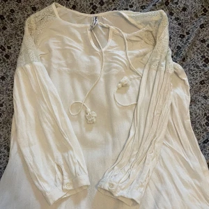 Vit blus - Säljer min superfina blus med spets då den är för liten för mig💕 Fick den av min farmor för 2 år sedan💕 Näst intill aldrig använd💕