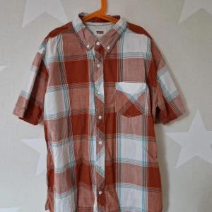 Kortärmad levis skjorta  - Rutig levis skjorta Storlek m 