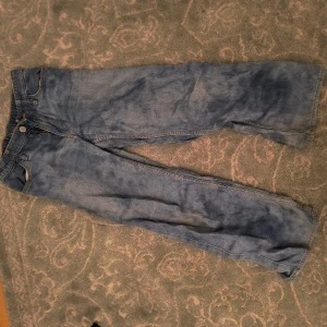 Barn jeans 👖 - Använda ett par gånger så skicket är 9/10 men de är perfekta för både sommar och vinter och såklart vår och höst! ☺️👖
