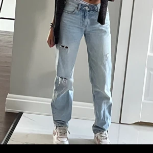 Gina Tricot Straight 32 - Säljer mina snygga Gina Tricot jeans i storlek 32 då de inte passar längre. Ljusblåa med några hål och straight modell. Nypris: 599kr