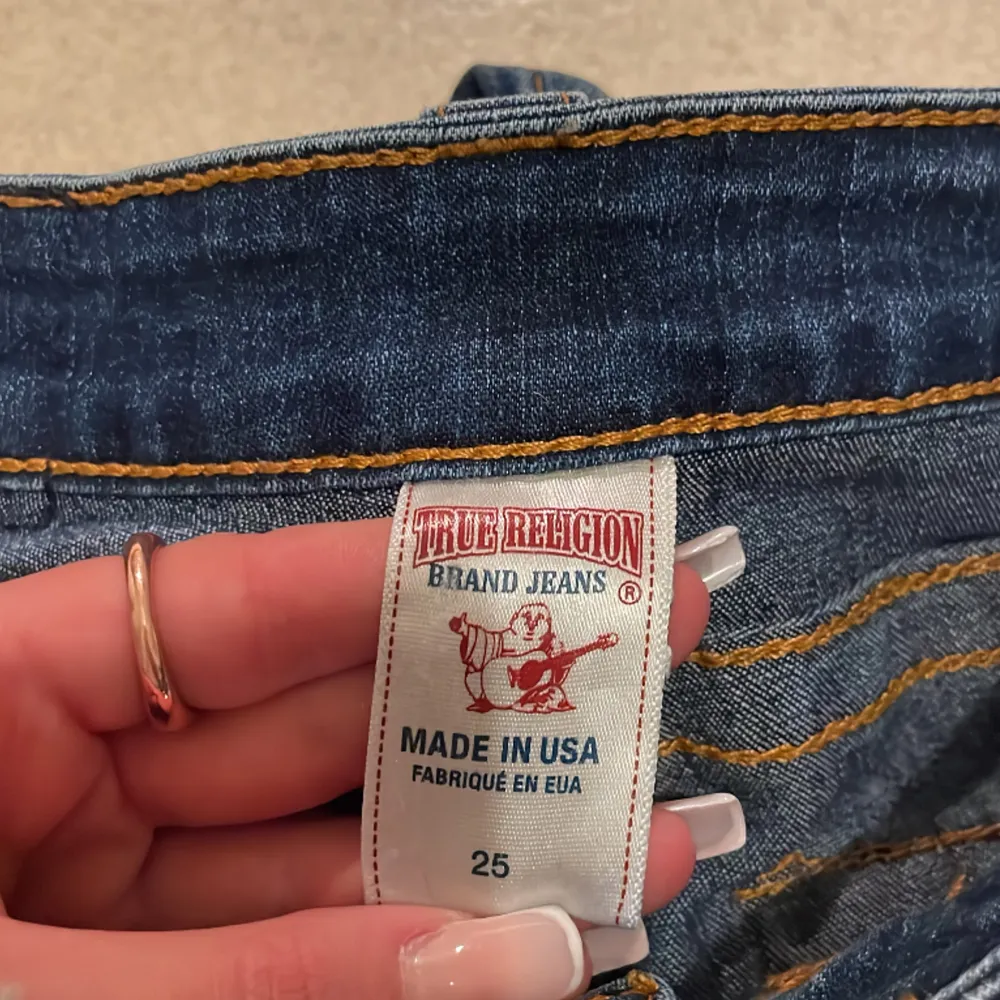 Säljer dessa fina true religion jeans då dom tyvärr inte passade💞 storlekar 25 men ganska stretchiga💞 köparen står för frakten!💞. Jeans & Byxor.