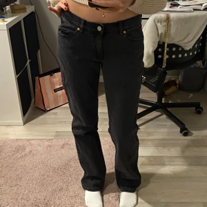Abrand jeans straight 28/30 - Säljer mina helt nya Abrand Jeans straight i storlek W28 då de inte kommer till användning och är för stora för mig. Nypris: 999kr