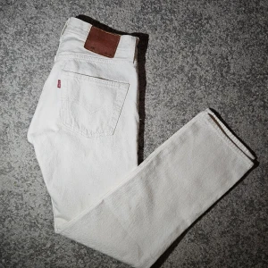 Levis jeans 501 - Säljer nu mina unika Levis jeans då de inte passar mig längre. De är i bra skick och använda få gånger. Jeansen är i färgen Vit/Beige Fraktar inom 24h📦 Storlek W28 L30 Skick 8/10