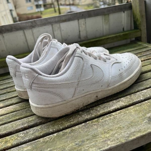 Nike Air Force dam - vanliga vita Air force, använda ett par gånger. Storlek 40, sann till storleken