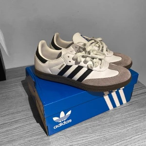 Adidas Samba  - Super feta adidas samba OG i den super populär färgen! Använda ett fåtal gånger och i princip helt nytt skick 9/10! Lådan följer med om du vill ha den! Vid frågor eller funderingar tveka inte på att höra av dig!🔥