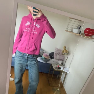 Rosa Y2k Hollister zip-up hoodie - Snygg rosa Y2k Hollister zip-up hoodie. Står storlek L men passar som M/S