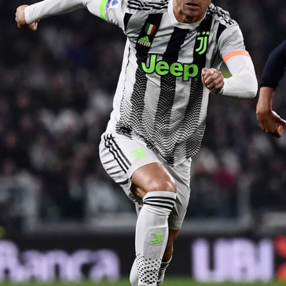 Säljer en helt ny Juventus x Palace tröja från säsongen 2019/2020. Priset kan diskuteras.. T-shirts.