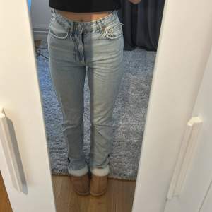 Jeans med slits från bikbok i storlek w24 L32, uppsydda så passar mig som är 160🩵 