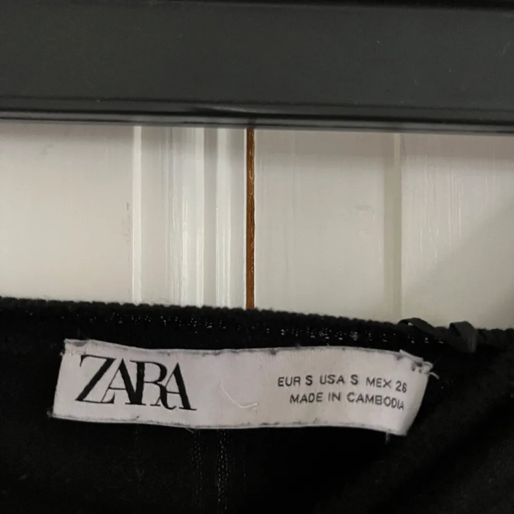 Tunn randig stickad tröja från Zara använd fåtal gånger  Mjuk i materialet . Tröjor & Koftor.