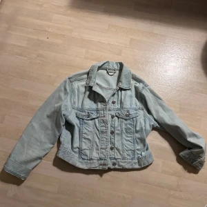 Jeans jacka - Jeans jacka från Gina tricot i storlek S. 