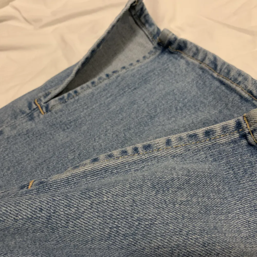 Ljusa jeans med sprund i benslutet Storlek M. Jeans & Byxor.