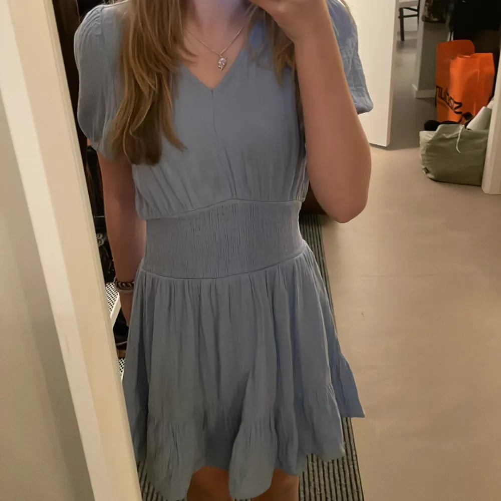 Säljer den här söta ljusblåa klänningen. Klänningar.