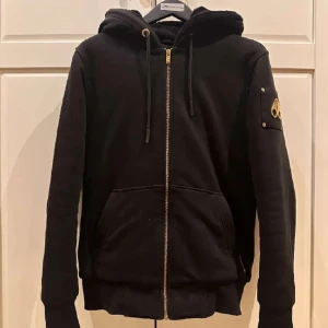 Moose knuckles bunny hoodie - Säljer en moose knuckles bunny hoodie. Skick: 9/10. Storlek S. Kvitto medföljer. Man kan även ta av pälsen i hoodien när det inte är så kallt ute. Hör av er!