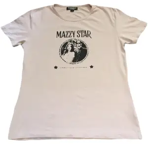 Ljusrosa T-shirt med handtryckt Mazzy Star tryck på! Tröjan är i polyester (lite som baddräktsmaterial)