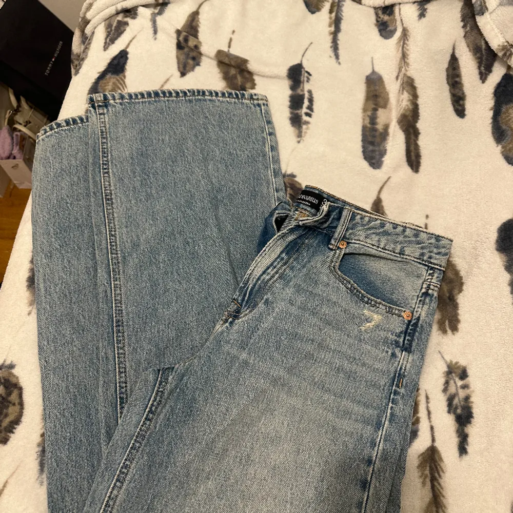 Helt nya raka jeans med hål i knäna. Jeans & Byxor.