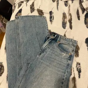 Helt nya raka jeans med hål i knäna