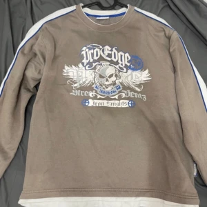 Affliction type tröja - Cool pro Edge tröja. Fråga på om de är något. Inga hål eller nåt