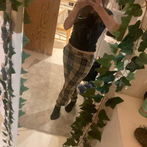 Gulliga pyjamasbyxor 🙌🏼 - Söta rutiga Pyjamas byxor från SHEIN. På lappen är det storlek 140 som motsvarar 10år. 💗