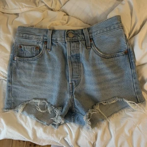jeansshorts  - Säljer mina helt oanvända levis 501 shorts då dom är försmå för mig! 