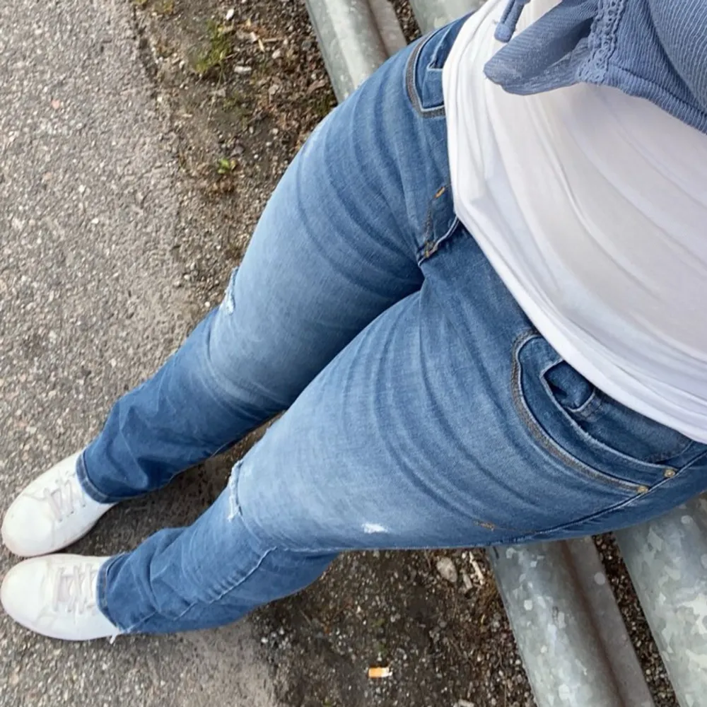 lägger upp igen! jättefina ltb jeans som tyvärr är för små för mig. obs det är inte exakt samma jeans som på första bilden, men se bild 2 och 3 för egna bilder💕. Jeans & Byxor.