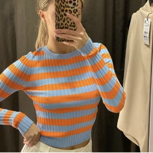 Tröja från Zara - Oanvänd tröja/topp från Zara. Storlek S och väldigt stretchig, därav ser den lite konstig ut på bild. Första bilden är lånad av Bianca Ingrosso.
