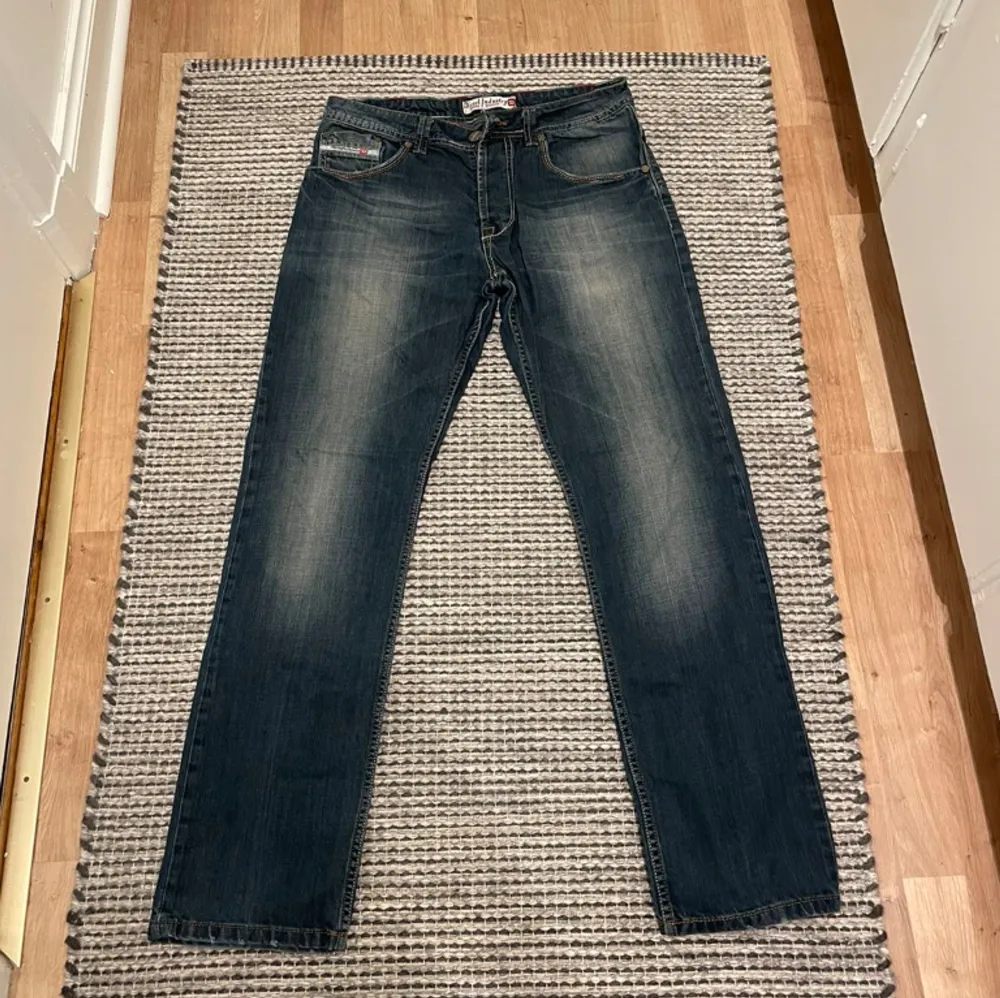 Säljer ett par jätte fina svartgråa jeans. Storlek W31 L32. Inga defekter. Skriv om du har några frågor så är det bara att dma:) De passar om mane ungefär 175 cm.. Jeans & Byxor.