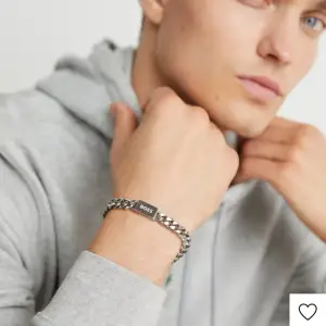 Hugo boss armband köpt på Zalando för 1095, säljer för 800🫶🏼  Det är magnetlås, 20 cm i omkrets i storleken one size, armbsndsbredd 0,9 cm i storleken one size, Ädelstål🫶🏼 Ni kan få egna bilder vid intresse! Kan skickas spårbart eller med ett brev!