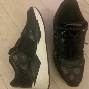 Guess - Storlek 39 Bra skick 👍🏻