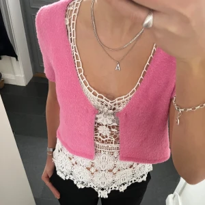 Rosa bolero - Rosa kofta/bolero i fint skick från H&M.  Storlek M, passar även S. Säljer även linnet💓Använd gärna köp nu! 