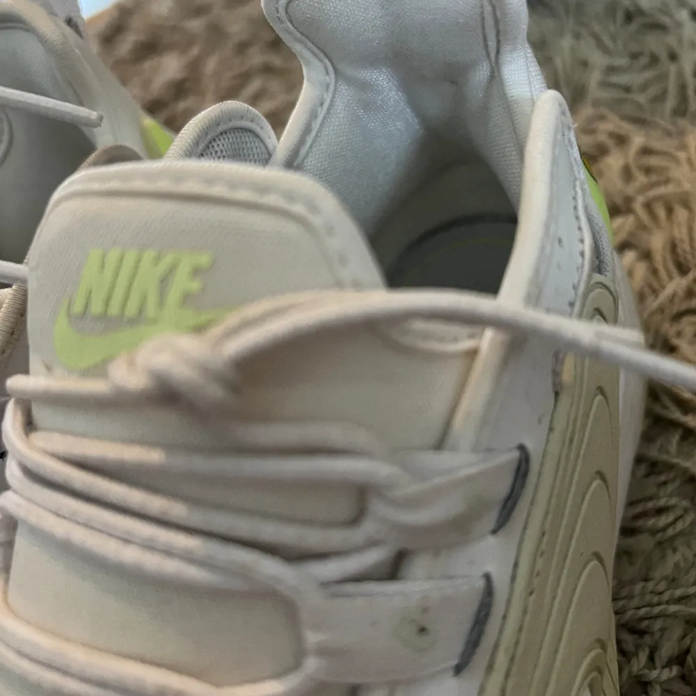 Nike sneakers, sitter jättebra sjukt sköna att gå i 🙌🏼 smutsiga går att tvätta bort . Skor.