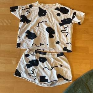 Fin pyjamas från Monki i storlek S💓 använt ett fåtal gånger och i fint skick!🌷