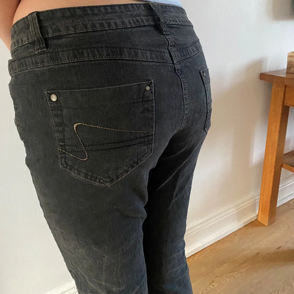 Dessa jeans är gråsvarta med snygg brodering på bakfickorna. De är low/midwaist med rejäl flare. De är köpte secondhand så vet tyvärr inte märket. . Jeans & Byxor.