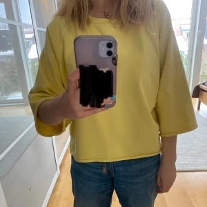 Oversized t-shirt - Snygg gul T-shirt från bik bok i fint skick, nästan aldrig använd💓 Storlek M. Skriv vid frågor eller funderingar🌷