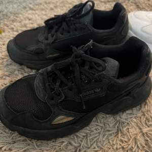 Svarta adidas skor, sjukt sköna  