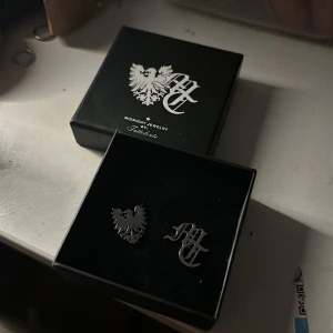 Tuttolente örhängen - Helt nya aldrig använda. Orginalt 350kr men eftersom de inte riktigt var min stil vill jag får bort de o säljer för 250kr (kan diskuteras)