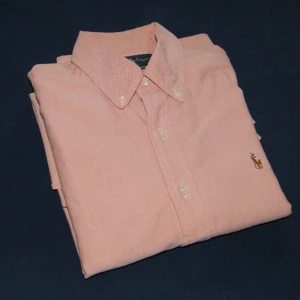 Polo Ralph Lauren Skjorta - Button Down Shirt Custom Fit - Skjorta från Ralph Lauren i storlek S. Skjortan är i nyskick och idealisk för sommaren. Nypris är 1595kr och vår pris är 399kr. Vid fler frågor eller funderingar tveka inte att höra av er. Passa på!