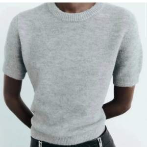 grå stickad tröja från zara i storlek M. något mindre i storlek så passar mer xs/s säljer för 200kr🩷