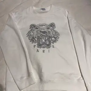 Vit/Silver Kenzo sweatshirt i ny skick storlek M. Priset kan diskuteras vid snabb affär 