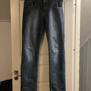 Blåa Jeans med coola fickor! Säljer eftersom jag har för många byxor och måste göra plats i garderoben. Får jättesnygg rumpa och formar sig efter både min och min systers kropp som är jätteolika!❤️