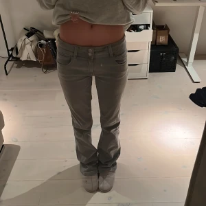 Low waist bootcut jeans - Säger dessa skit snygga low waist bootcut jeans från gina i storlek 164 (passar mig som har storlek 32, 34, 36) Nypris ca 300-400 kr. Pris kan diskuteras. Hör av dig om du vill ha fler bilder eller annan info! 