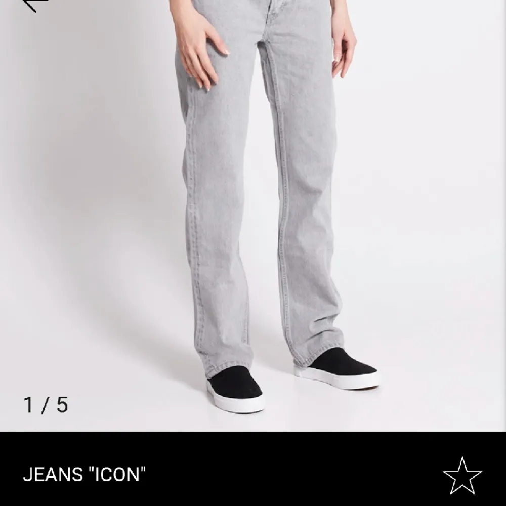 Lågmidjade jeans från lager 157 i storlek s. Inga defekter och knappt använda. Säljer för att dom är lite stora ocy kommer därför inte till användning.. Jeans & Byxor.
