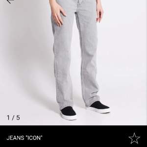 Lågmidjade jeans från lager 157 i storlek s. Inga defekter och knappt använda. Säljer för att dom är lite stora ocy kommer därför inte till användning.