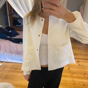 Vit kofta - Vit ”kofta” från Hm, L men sitter perfekt som S 💕💕💕